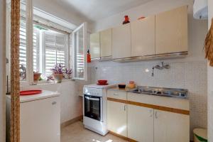 Fotografie z fotogalerie ubytování Apartments by the sea Pisak, Omis - 17056 v destinaci Mimice