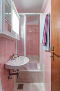 Fotografie z fotogalerie ubytování Apartments by the sea Pisak, Omis - 17056 v destinaci Mimice