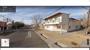 eine leere Straße mit einem Gebäude am Straßenrand in der Unterkunft Apartments Renta Eva 2 in San Rafael