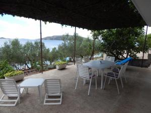 stół i krzesła z widokiem na wodę w obiekcie Apartments by the sea Okrug Donji, Ciovo - 17078 w mieście Okrug Donji