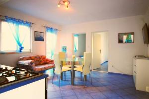 kuchnia i salon ze stołem i krzesłami w obiekcie Apartments by the sea Cove Vela Stiniva, Hvar - 17075 w mieście Zastražišće