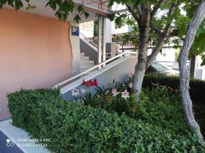 Vonkajšia záhrada v ubytovaní Apartments with a parking space Rogoznica - 17138