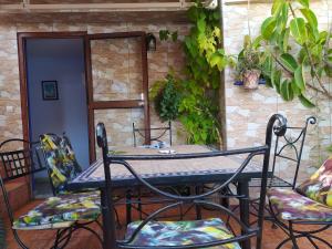 Hotel Gernika في شفشاون: طاولة وكراسي على الفناء