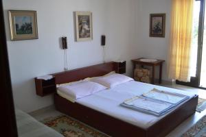 Un dormitorio con una cama y una bandeja. en Apartments by the sea Zivogosce - Mala Duba, Makarska - 17077, en Podgora