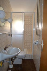y baño con lavabo, aseo y ducha. en Apartments by the sea Zivogosce - Mala Duba, Makarska - 17077, en Podgora
