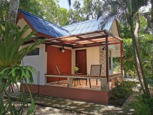 a small house with a solar roof at Phalarn Inn Resort in Mae Nam