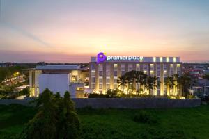 Premier Place Surabaya Airport في سيدوارجو: تقديم فندق بنتاغون عند الغسق