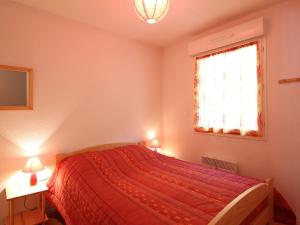 sypialnia z łóżkiem z czerwonym kocem w obiekcie T3 avec terrasse, proche centre Mont-Dore et Thermes, wifi, 2 parkings, résidence récente avec ascenseur - FR-1-608-235 w mieście Mont-Dore