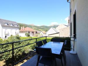 ein Balkon mit einem Tisch und Stühlen auf einem Balkon in der Unterkunft Appartement T3 avec terrasse, proche centre et thermes de La Bourboule - FR-1-608-236 in La Bourboule + 9 Fotos