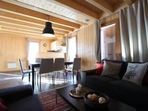 シャンルッスにあるChalet Mitoyen à Chamrousse, 8 pers, 3 niveaux, 4 chambres, Animaux admis, Terrasse Sud-Ouest - FR-1-549-105のソファとテーブルのあるリビングルーム