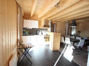 シャンルッスにあるChalet Mitoyen à Chamrousse, 8 pers, 3 niveaux, 4 chambres, Animaux admis, Terrasse Sud-Ouest - FR-1-549-105のテーブルと椅子のあるキッチンとダイニングルーム