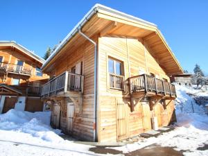 シャンルッスにあるChalet Mitoyen à Chamrousse, 8 pers, 3 niveaux, 4 chambres, Animaux admis, Terrasse Sud-Ouest - FR-1-549-105の雪の中のログキャビン(デッキ2つ付) +11枚の写真
