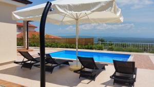 Zdjęcie z galerii obiektu Holiday house with a swimming pool Vrh, Krk - 17073 w Krku