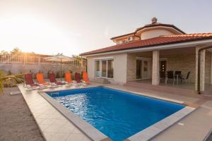 Fotografia z galérie ubytovania Family friendly house with a swimming pool Vrh, Krk - 17081 v destinácii Krk