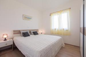 Fotografia z galérie ubytovania Family friendly house with a swimming pool Vrh, Krk - 17081 v destinácii Krk