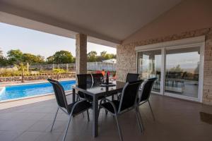 Fotografia z galérie ubytovania Family friendly house with a swimming pool Vrh, Krk - 17081 v destinácii Krk