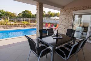Fotografia z galérie ubytovania Family friendly house with a swimming pool Vrh, Krk - 17081 v destinácii Krk