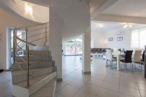 Fotografia z galérie ubytovania Family friendly house with a swimming pool Vrh, Krk - 17081 v destinácii Krk