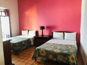 Postel nebo postele na pokoji v ubytování Hostal de los Reyes