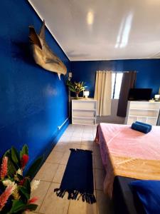 a bedroom with a shark head on a blue wall at Hiaai in Haapu