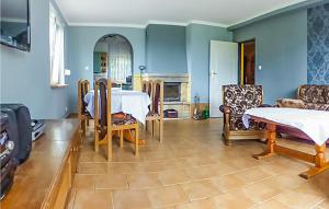 ノベ・バルプノにあるBeautiful Home In Nowe Warpno With 4 Bedroomsのリビングルーム(テーブル、椅子付)