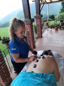 Una mujer afeitándose a un hombre con nueces. en Casa Sofia, a Gem Close to Orosi Thermal Pools! en Orosí