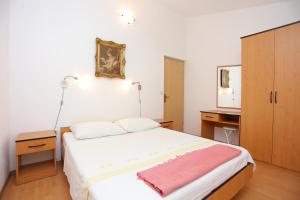 Postel nebo postele na pokoji v ubytování Apartments by the sea Okrug Donji, Ciovo - 17232