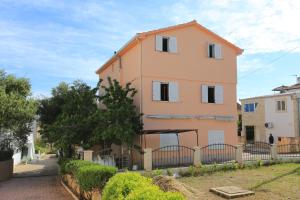 Fotografie z fotogalerie ubytování Apartments by the sea Slatine, Ciovo - 17235 v destinaci Slatine