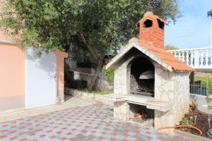 Fotografie z fotogalerie ubytování Apartments by the sea Slatine, Ciovo - 17235 v destinaci Slatine