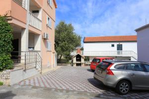 Fotografie z fotogalerie ubytování Apartments by the sea Slatine, Ciovo - 17235 v destinaci Slatine