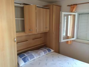 Fotografie z fotogalerie ubytování Apartments by the sea Slatine, Ciovo - 17235 v destinaci Slatine