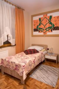 a small bedroom with a bed and a window at Apartments with WiFi Daruvar, Bjelovarska - 17093 in Daruvar