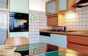 DziemianyにあるStunning Home In Dziemiany With Kitchenのキッチン(カウンター、ガラスのテーブル付)