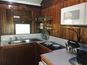 Mt Nebo Railway Carriage and Chalet的厨房或小厨房