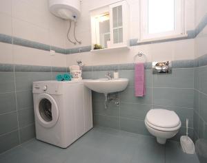 Galeriebild der Unterkunft Apartments with a parking space Rogoznica - 17106 in Rogoznica + 6 Fotos