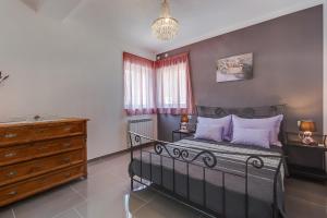 Tempat tidur dalam kamar di Seaside holiday house Artatore, Losinj - 17102