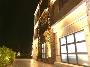 un edificio de ladrillo con luces en el lateral. en Jabez Homestay, en Yilan City