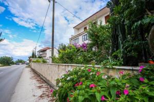 Vonkajšia záhrada v ubytovaní Apartments by the sea Arbanija, Ciovo - 17280