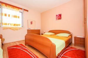 Posteľ alebo postele v izbe v ubytovaní Apartments by the sea Arbanija, Ciovo - 17280