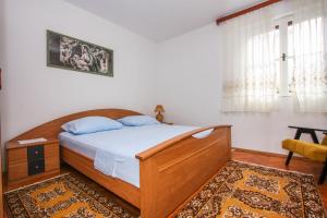Posteľ alebo postele v izbe v ubytovaní Apartments by the sea Arbanija, Ciovo - 17280
