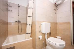 Kúpeľňa v ubytovaní Apartments by the sea Arbanija, Ciovo - 17280 + 17 fotografií