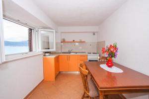 Kuchyňa alebo kuchynka v ubytovaní Apartments by the sea Arbanija, Ciovo - 17280