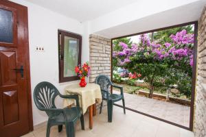 Vonkajšia záhrada v ubytovaní Apartments by the sea Arbanija, Ciovo - 17280