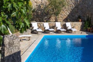 Bazén v ubytování Family friendly house with a swimming pool Bajcici, Krk - 17293 nebo v jeho okolí