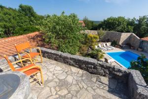 Bazén v ubytování Family friendly house with a swimming pool Bajcici, Krk - 17293 nebo v jeho okolí