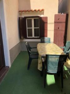 uma mesa e cadeiras em frente a uma casa em Apartments by the sea Susak, Losinj - 17302 em Susak
