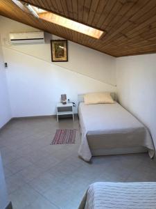 ein Schlafzimmer mit einem Bett und einem Tisch mit einer Lampe in der Unterkunft Apartments with WiFi Susak, Losinj - 17303 in Susak
