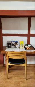 uma mesa de madeira com comida em cima em Big Blue House em Boseong