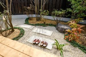 dois pares de sapatos sentados num jardim em Hamabe no Yado Asahiya em Himi