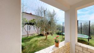 Vonkajšia záhrada v ubytovaní Apartments with a parking space Vilanija, Umag - 17240